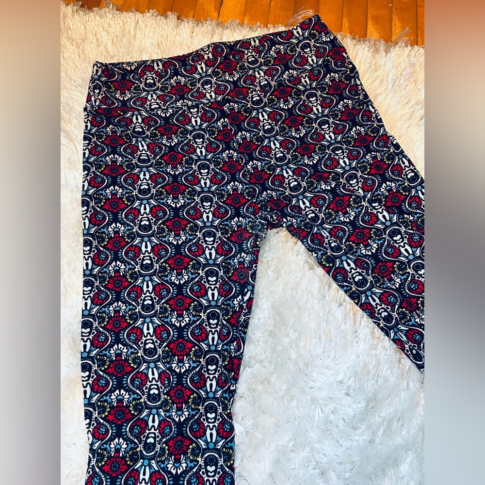 Nice solid color pair of LuLaRoe leggings!  Size One Size. OS. (Typically 0-10)